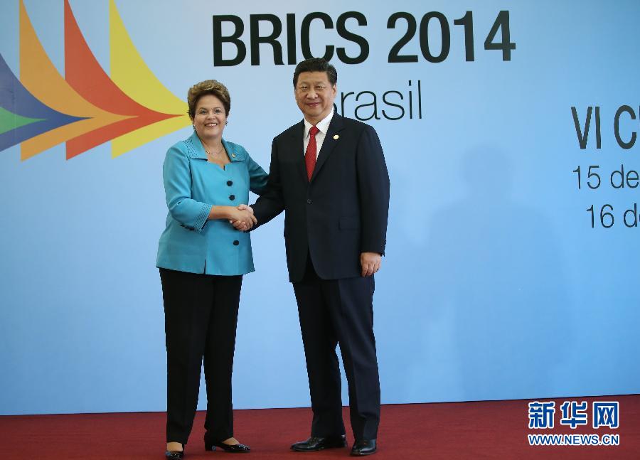 7月15日，國家主席習近平在巴西福塔萊薩出席金磚國家領導人第六次會晤。這是巴西總統(tǒng)羅塞夫迎接習近平主席。 新華社記者 蘭紅光 攝 