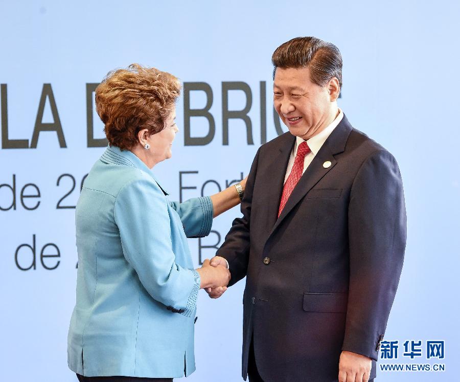 7月15日，國家主席習近平在巴西福塔萊薩出席金磚國家領導人第六次會晤。這是巴西總統(tǒng)羅塞夫迎接習近平主席。 新華社記者 李學仁 攝  