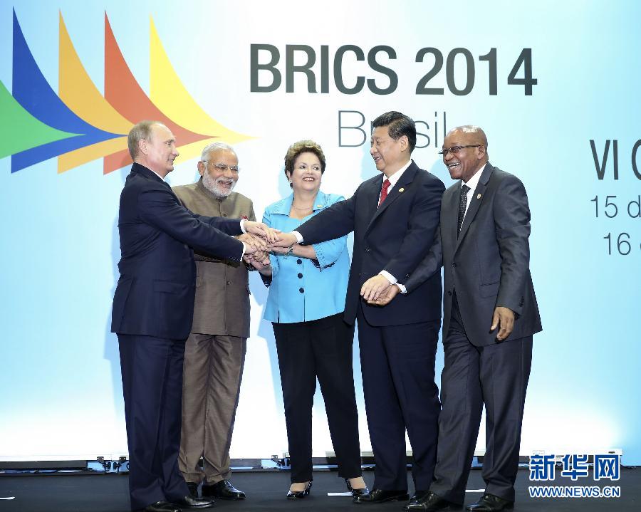 7月15日，國家主席習近平在巴西福塔萊薩出席金磚國家領導人第六次會晤。這是金磚國家領導人集體合影。 新華社記者蘭紅光攝 