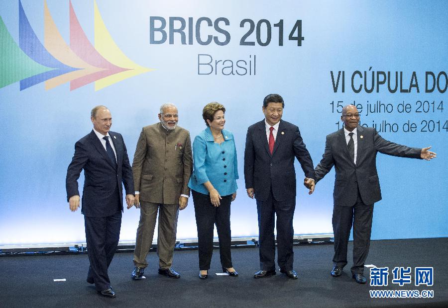 7月15日，國家主席習近平在巴西福塔萊薩出席金磚國家領導人第六次會晤。這是金磚國家領導人集體合影。 新華社記者王曄攝  