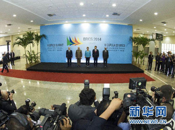 7月15日，國家主席習近平在巴西福塔萊薩出席金磚國家領導人第六次會晤。這是金磚國家領導人集體合影。 新華社記者王曄攝