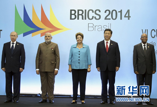  7月15日，國家主席習近平在巴西福塔萊薩出席金磚國家領導人第六次會晤。這是金磚國家領導人集體合影。 新華社記者蘭紅光攝