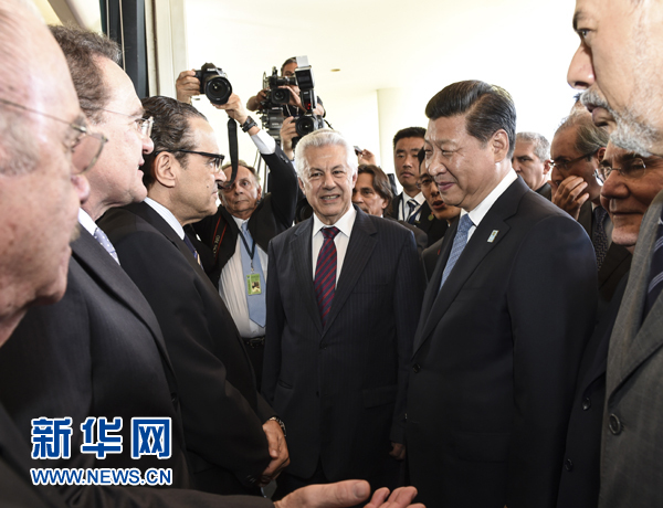 7月16日，國(guó)家主席習(xí)近平在巴西利亞會(huì)見巴西參議長(zhǎng)卡列羅斯和眾議長(zhǎng)阿爾維斯。這是兩院議長(zhǎng)迎接習(xí)近平主席，并介紹議員代表。 新華社記者李學(xué)仁 攝 