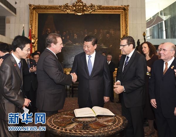 7月16日，國(guó)家主席習(xí)近平在巴西利亞會(huì)見巴西參議長(zhǎng)卡列羅斯（前排左二）和眾議長(zhǎng)阿爾維斯（前排右二）。 新華社記者 李學(xué)仁 攝 