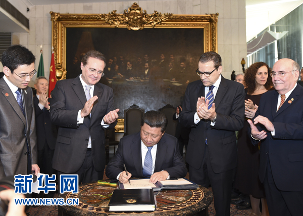 7月16日，國(guó)家主席習(xí)近平在巴西利亞會(huì)見巴西參議長(zhǎng)卡列羅斯（前排左二）和眾議長(zhǎng)阿爾維斯（前排右二）。這是習(xí)近平應(yīng)邀為參眾兩院題詞。新華社記者 李學(xué)仁 攝 