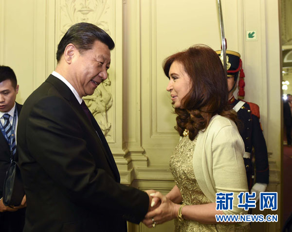 當(dāng)?shù)貢r(shí)間7月18日，國家主席習(xí)近平在布宜諾斯艾利斯同阿根廷總統(tǒng)克里斯蒂娜舉行會(huì)談。這是會(huì)談開始前，克里斯蒂娜在總統(tǒng)府為習(xí)近平舉行隆重歡迎儀式。新華社記者 李學(xué)仁 攝