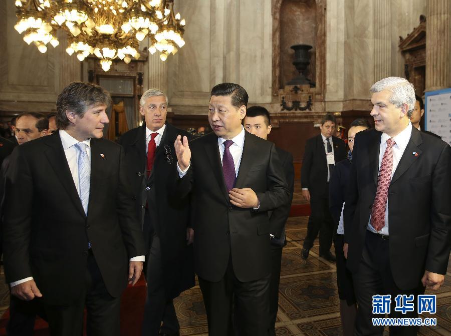 當(dāng)?shù)貢r(shí)間7月19日，國家主席習(xí)近平在布宜諾斯艾利斯會(huì)見阿根廷副總統(tǒng)兼參議長布杜（前左）和眾議長多明格斯（前右）。 新華社記者丁林?jǐn)z 