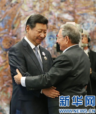 當?shù)貢r間7月22日，國家主席習近平在哈瓦那接受古巴政府授予的&ldquo;何塞&middot;馬蒂&rdquo;勛章。古巴國務委員會主席兼部長會議主席勞爾&middot;卡斯特羅為習近平佩戴勛章。新華社記者劉衛(wèi)兵攝
