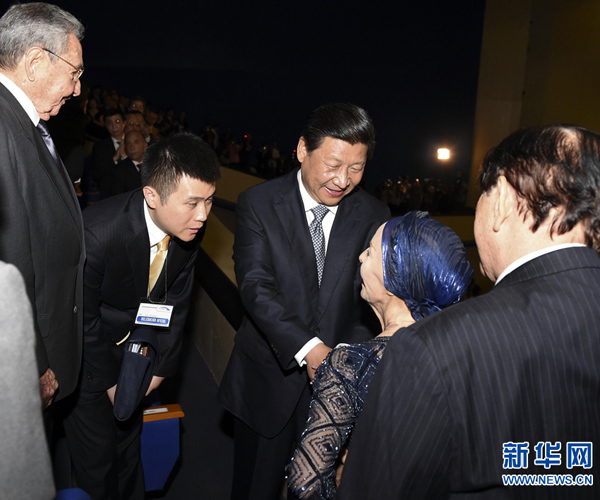     當(dāng)?shù)貢r(shí)間7月22日，國(guó)家主席習(xí)近平在哈瓦那與古巴國(guó)務(wù)委員會(huì)主席兼部長(zhǎng)會(huì)議主席勞爾&middot;卡斯特羅共同觀看中古芭蕾舞聯(lián)合演出。新華社記者李學(xué)仁攝 