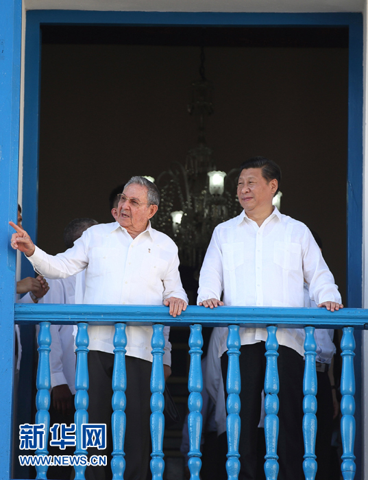 這是習近平在勞爾陪同下參觀圣地亞哥市政府時一同走上二層陽臺。1959年1月1日，菲德爾&middot;卡斯特羅就是站在這里宣布古巴革命勝利。新華社記者蘭紅光 攝 