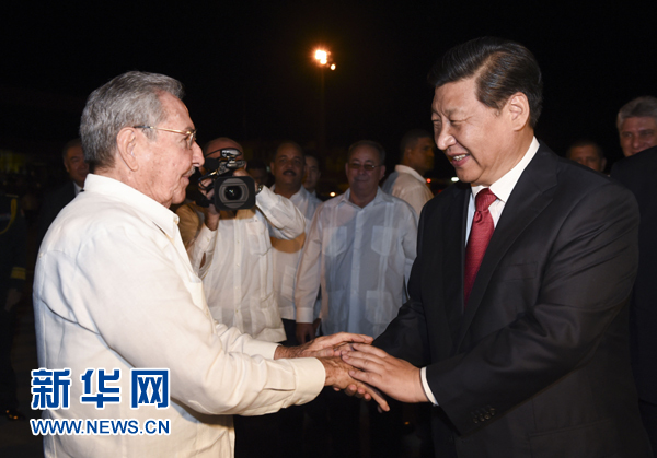 當?shù)貢r間7月23日，國家主席習近平結束對古巴的訪問，離開圣地亞哥，啟程回國。這是古巴國務委員會主席兼部長會議主席勞爾&middot;卡斯特羅到機場為習近平送行。新華社記者 李學仁 攝 