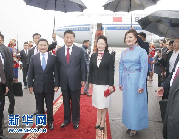 8月21日，國家主席習近平抵達烏蘭巴托，開始對蒙古國進行國事訪問。習近平和夫人彭麗媛在機場受到蒙古國總理阿勒坦呼亞格夫婦熱情迎接。新華社記者鞠鵬攝 