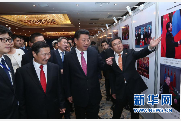 8月22日，國家主席習(xí)近平在烏蘭巴托與蒙古國總理阿勒坦呼亞格共同出席中蒙經(jīng)貿(mào)合作回顧展開幕式。 新華社記者 龐興雷 攝 