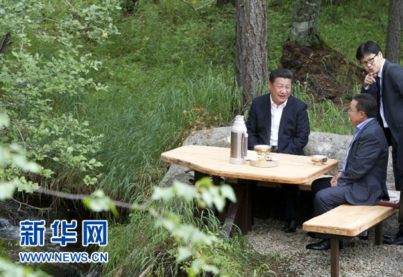 8月22日，國家主席習(xí)近平同蒙古國總統(tǒng)額勒貝格道爾吉在烏蘭巴托市郊的總統(tǒng)官邸再次會(huì)晤。這是習(xí)近平同額勒貝格道爾吉會(huì)晤后在溪畔飲茶。新華社記者 黃敬文 攝