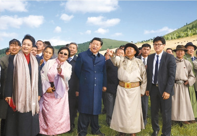 　　八月二十二日，國家主席習(xí)近平在蒙古國總統(tǒng)額勒貝格道爾吉陪同下前往烏蘭巴托市郊觀看那達(dá)慕。這是習(xí)近平和夫人彭麗媛同額勒貝格道爾吉夫婦觀看表演。新華社記者　鞠鵬攝