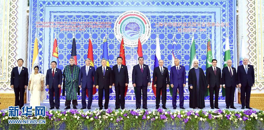 9月12日，上海合作組織成員國(guó)元首理事會(huì)第十四次會(huì)議在塔吉克斯坦首都杜尚別舉行。國(guó)家主席習(xí)近平出席會(huì)議并發(fā)表重要講話。這是與會(huì)成員國(guó)元首、觀察員國(guó)領(lǐng)導(dǎo)人或代表、主席國(guó)客人以及有關(guān)國(guó)際和地區(qū)組織代表集體合影。新華社記者李濤攝 