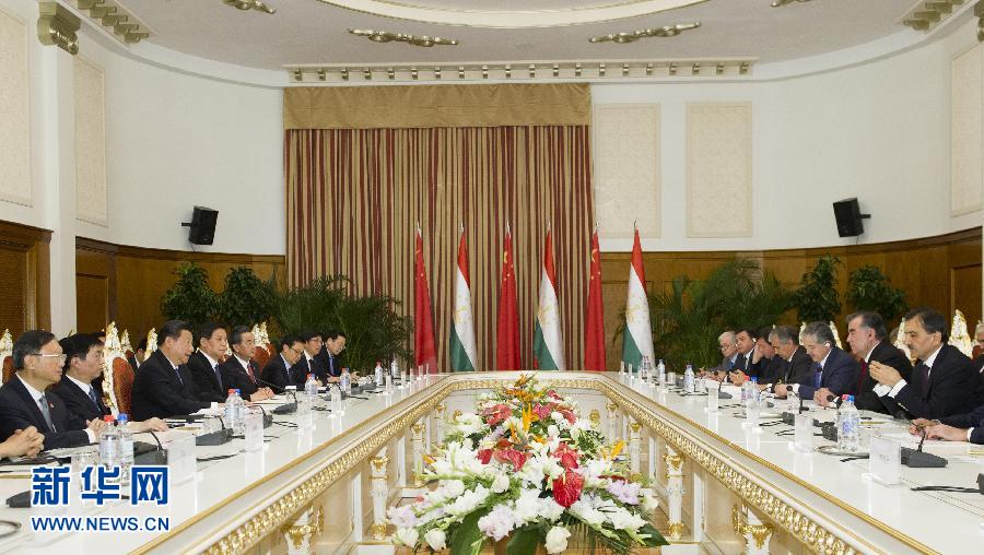 9月13日，國家主席習(xí)近平在杜尚別同塔吉克斯坦總統(tǒng)拉赫蒙舉行會(huì)談。 新華社記者謝環(huán)馳攝 