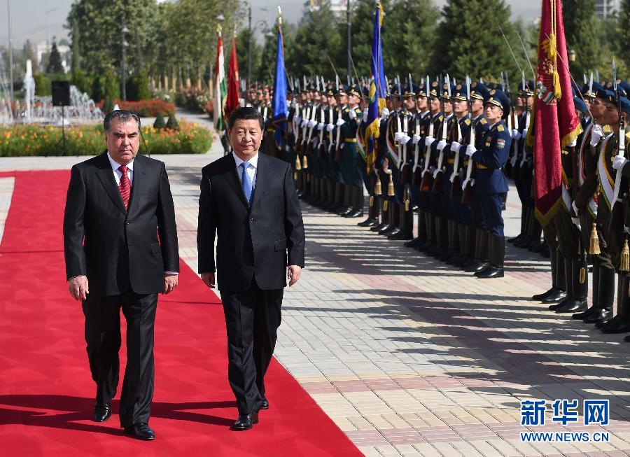 9月13日，國家主席習(xí)近平在杜尚別同塔吉克斯坦總統(tǒng)拉赫蒙舉行會談。會談前，拉赫蒙在民族宮前廣場為習(xí)近平舉行隆重的歡迎儀式。新華社記者馬占成攝 