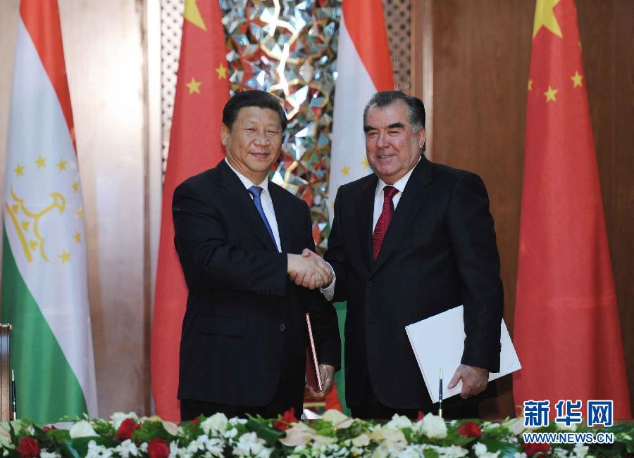 9月13日，國家主席習(xí)近平和塔吉克斯坦總統(tǒng)拉赫蒙在杜尚別共同簽署《中塔關(guān)于進(jìn)一步發(fā)展和深化戰(zhàn)略伙伴關(guān)系的聯(lián)合宣言》。新華社記者謝環(huán)馳攝 