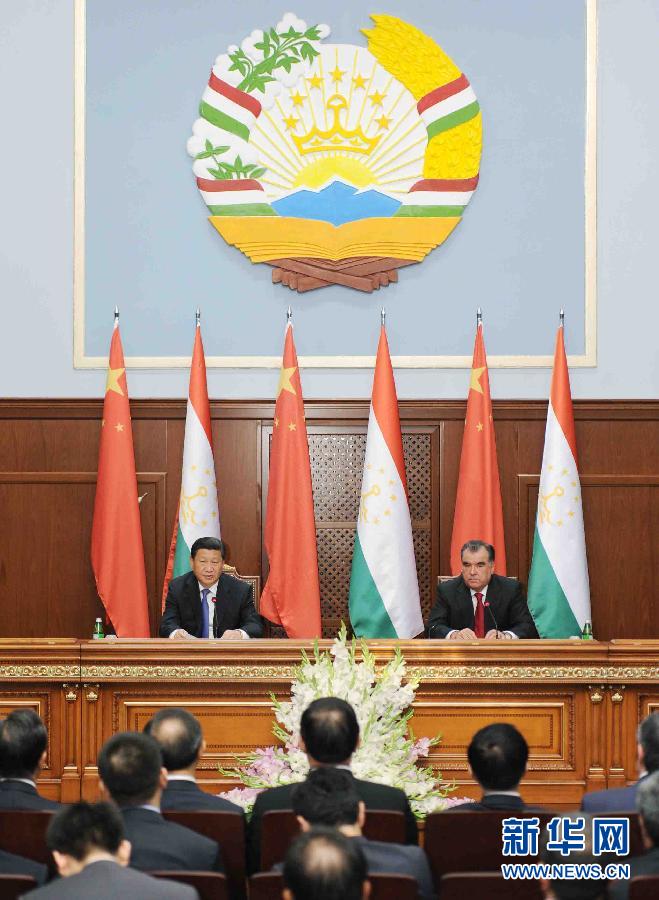 9月13日，國家主席習(xí)近平同塔吉克斯坦總統(tǒng)拉赫蒙在杜尚別共同會見記者。 新華社記者謝環(huán)馳攝