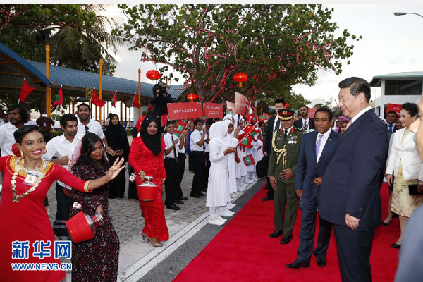 9月14日，國家主席習(xí)近平抵達(dá)馬累，開始對馬爾代夫進(jìn)行國事訪問。習(xí)近平和夫人彭麗媛在機(jī)場受到馬爾代夫總統(tǒng)亞明夫婦的熱情迎接。 新華社記者 鞠鵬 攝