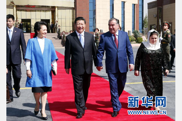 9月14日，國家主席習(xí)近平結(jié)束對塔吉克斯坦的國事訪問，乘坐專機(jī)離開杜尚別。拉赫蒙總統(tǒng)夫婦專程到機(jī)場為習(xí)近平和夫人彭麗媛送行。新華社記者 鞠鵬 攝 