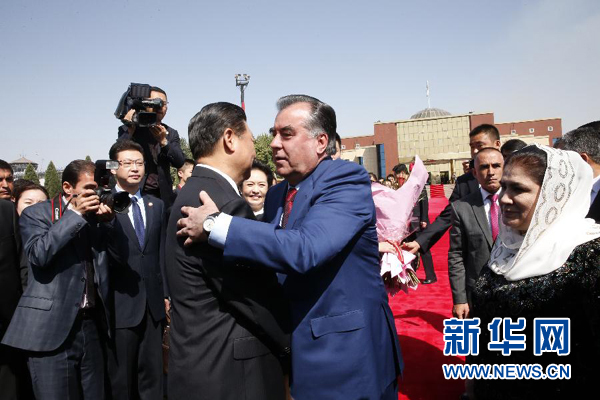 9月14日，國家主席習(xí)近平結(jié)束對塔吉克斯坦的國事訪問，乘坐專機(jī)離開杜尚別。拉赫蒙總統(tǒng)夫婦專程到機(jī)場為習(xí)近平和夫人彭麗媛送行。新華社記者 鞠鵬 攝 