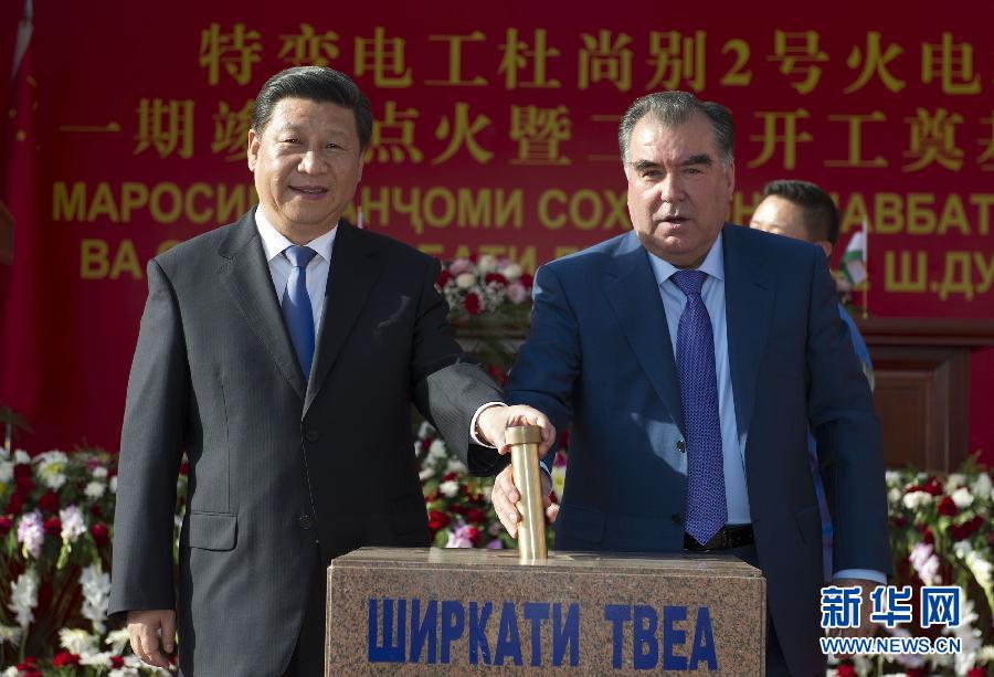 9月13日，國家主席習(xí)近平和塔吉克斯坦總統(tǒng)拉赫蒙在杜尚別共同出席中塔兩國重大合作項(xiàng)目&mdash;&mdash;杜尚別2號熱電廠一期工程竣工儀式、二期工程開工儀式。這是習(xí)近平和拉赫蒙一同將裝有兩國元首簽名二期工程奠基紀(jì)念頁的金色金屬管放入水泥墩中。 新華社記者黃敬文攝 
