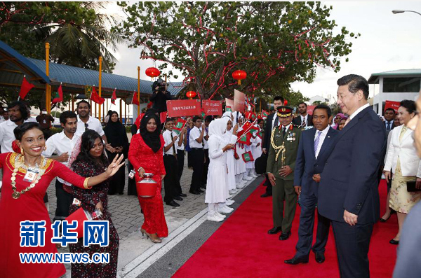  9月14日，國家主席習近平抵達馬累，開始對馬爾代夫進行國事訪問。習近平和夫人彭麗媛在機場受到馬爾代夫總統(tǒng)亞明夫婦的熱情迎接。新華社記者 鞠鵬 攝 