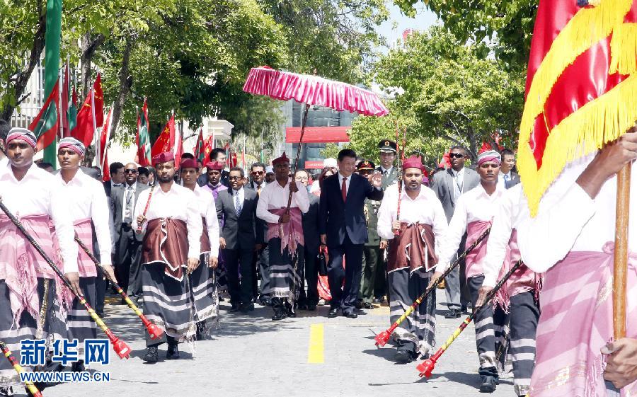 9月15日，國家主席習(xí)近平同馬爾代夫總統(tǒng)亞明在馬累舉行會談。會談前，亞明在共和國廣場為習(xí)近平舉行歡迎儀式。 新華社記者 鞠鵬 攝