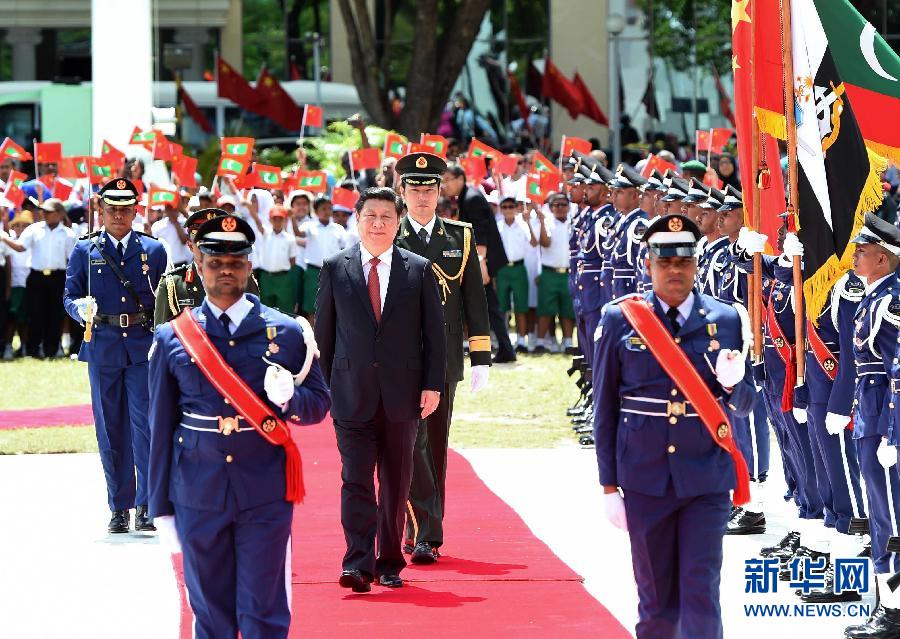 9月15日，國家主席習(xí)近平同馬爾代夫總統(tǒng)亞明在馬累舉行會談。會談前，亞明在共和國廣場為習(xí)近平舉行歡迎儀式。 新華社記者 馬占成 攝 