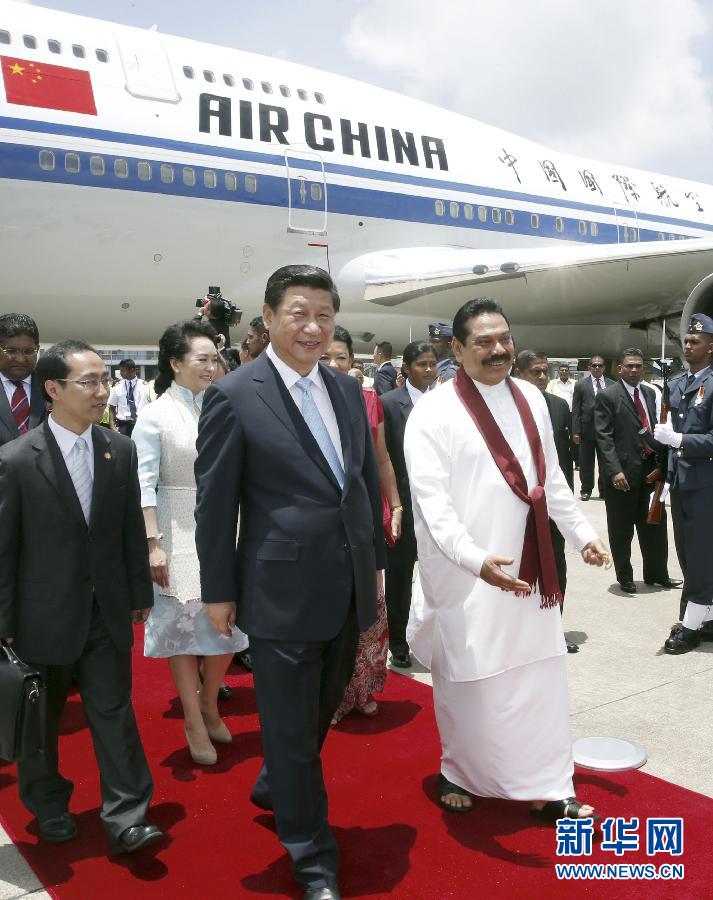 9月16日，國(guó)家主席習(xí)近平抵達(dá)科倫坡，開(kāi)始對(duì)斯里蘭卡進(jìn)行國(guó)事訪問(wèn)。在班達(dá)拉奈克國(guó)際機(jī)場(chǎng)，習(xí)近平和夫人彭麗媛受到拉賈帕克薩總統(tǒng)夫婦熱情迎接。新華社記者鞠鵬攝 