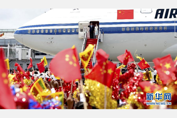 9月16日，國(guó)家主席習(xí)近平抵達(dá)科倫坡，開(kāi)始對(duì)斯里蘭卡進(jìn)行國(guó)事訪問(wèn)。這是習(xí)近平和夫人彭麗媛向歡迎群眾揮手致意。 新華社記者馬占成攝 