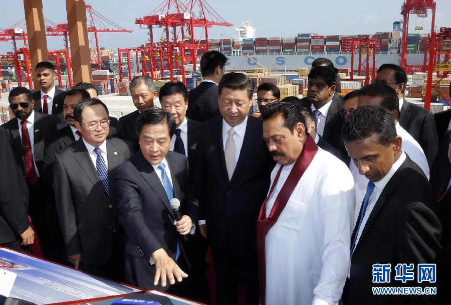 9月17日，國(guó)家主席習(xí)近平在斯里蘭卡總統(tǒng)拉賈帕克薩陪同下，考察中斯重要合作項(xiàng)目&mdash;&mdash;科倫坡港南集裝箱碼頭。 新華社記者 鞠鵬 攝
