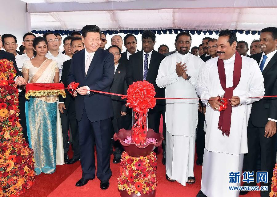 9月17日，國(guó)家主席習(xí)近平在斯里蘭卡總統(tǒng)拉賈帕克薩陪同下考察中斯港口合作項(xiàng)目。這是習(xí)近平和拉賈帕克薩為港口城開(kāi)工剪彩。 新華社記者李濤 攝