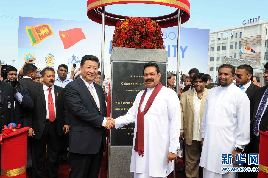 9月17日，國(guó)家主席習(xí)近平在斯里蘭卡總統(tǒng)拉賈帕克薩陪同下考察中斯港口合作項(xiàng)目。這是習(xí)近平和拉賈帕克薩為港口城奠基揭幕。 新華社記者謝環(huán)馳 攝