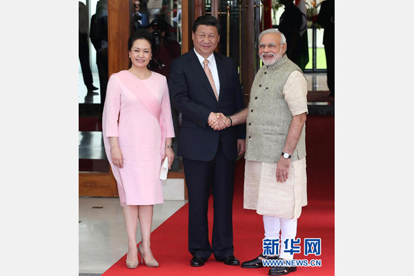 9月17日，國家主席習(xí)近平在古吉拉特邦艾哈邁達巴德會見印度總理莫迪。這是會見前，莫迪在習(xí)近平下榻的賓館前迎接習(xí)近平和夫人彭麗媛。 新華社記者 龐興雷 攝