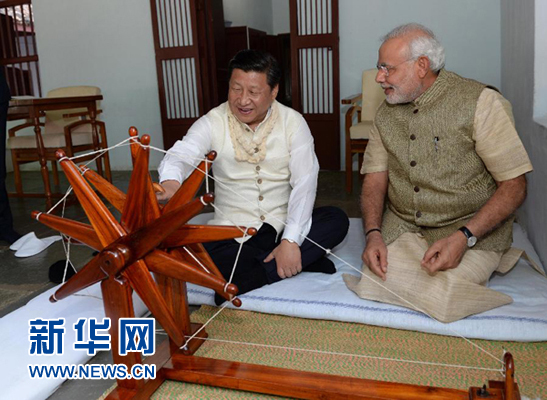 9月17日，國家主席習(xí)近平在印度古吉拉特邦進行訪問。印度總理莫迪全程陪同。這是習(xí)近平在參觀甘地故居時，親自搖動甘地曾經(jīng)使用過的紡車。新華社記者 馬占成 攝