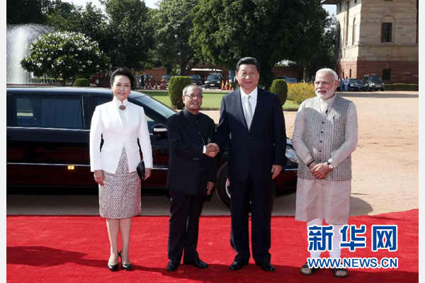 9月18日，國家主席習(xí)近平出席印度總統(tǒng)慕克吉在總統(tǒng)府舉行的隆重歡迎儀式。這是儀式前，習(xí)近平與慕克吉親切握手。 新華社記者 鞠鵬 攝