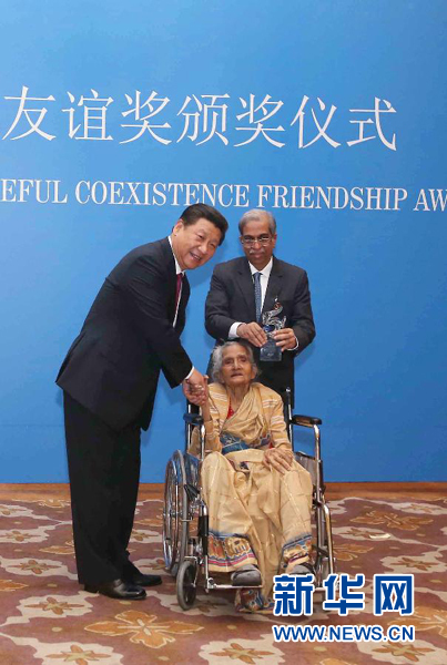 9月19日，國家主席習近平在新德里會見印度友好人士、友好團體代表，并頒發(fā)和平共處五項原則友誼獎，表彰他們長期致力于中印友好事業(yè)。新華社記者龐興雷攝 