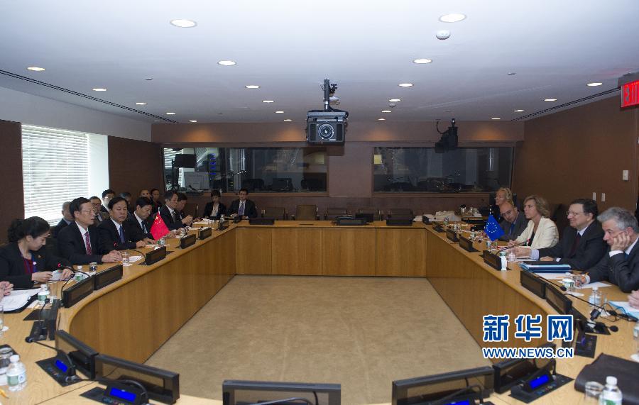  9月23日，正在紐約出席聯(lián)合國(guó)氣候峰會(huì)的國(guó)家主席習(xí)近平特使、國(guó)務(wù)院副總理張高麗在紐約聯(lián)合國(guó)總部會(huì)見(jiàn)歐盟委員會(huì)主席巴羅佐。新華社記者 王曄 攝 