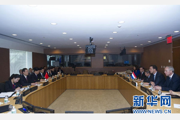 9月23日，出席聯(lián)合國氣候峰會的國家主席習近平特使、國務院副總理張高麗在紐約聯(lián)合國總部會見荷蘭首相呂特。 新華社記者 王曄 攝 