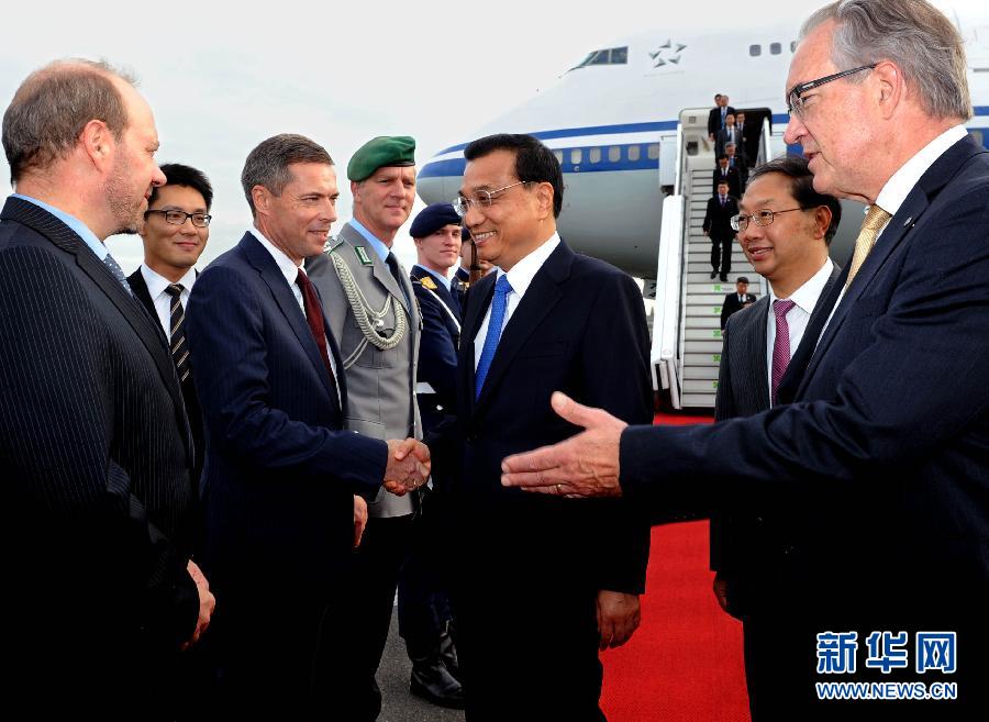 10月9日，國務(wù)院總理李克強抵達柏林開始對德國進行正式訪問。德國政府高級官員到機場迎接。 新華社記者 饒愛民 攝