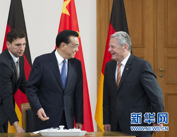 10月10日，國務院總理李克強在柏林會見德國總統(tǒng)高克。這是李克強總理與高克總統(tǒng)親切交談。 新華社記者 王曄 攝 