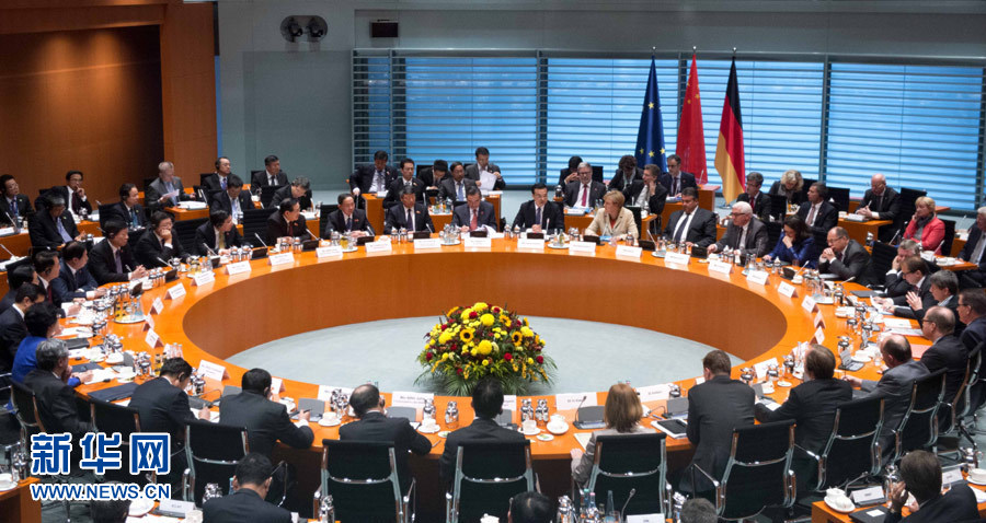 10月10日，中國(guó)國(guó)務(wù)院總理李克強(qiáng)在柏林與德國(guó)總理默克爾共同主持第三輪中德政府磋商。 新華社記者 李學(xué)仁 攝 