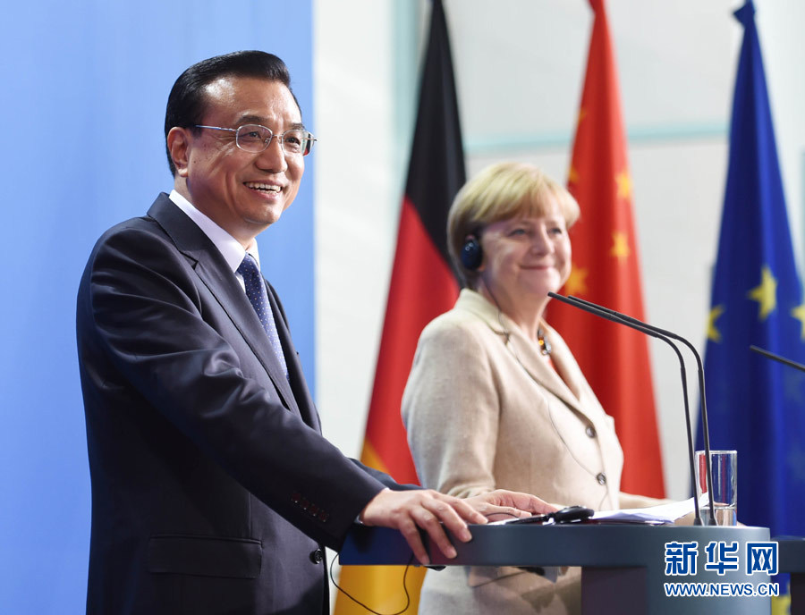 10月10日，國務(wù)院總理李克強(qiáng)在柏林與德國總理默克爾圓滿結(jié)束第三輪中德政府磋商后共同會(huì)見記者。 新華社記者 李學(xué)仁 攝 