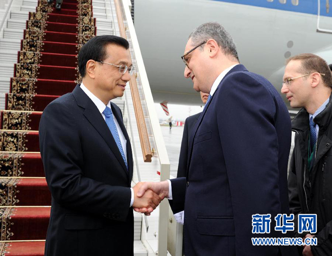 10月12日，中國(guó)國(guó)務(wù)院總理李克強(qiáng)乘專(zhuān)機(jī)抵達(dá)莫斯科，開(kāi)始對(duì)俄羅斯進(jìn)行正式訪問(wèn)并舉行中俄總理第十九次定期會(huì)晤。俄羅斯聯(lián)邦政府高級(jí)官員到機(jī)場(chǎng)迎接李克強(qiáng)總理。新華社記者 饒愛(ài)民 攝