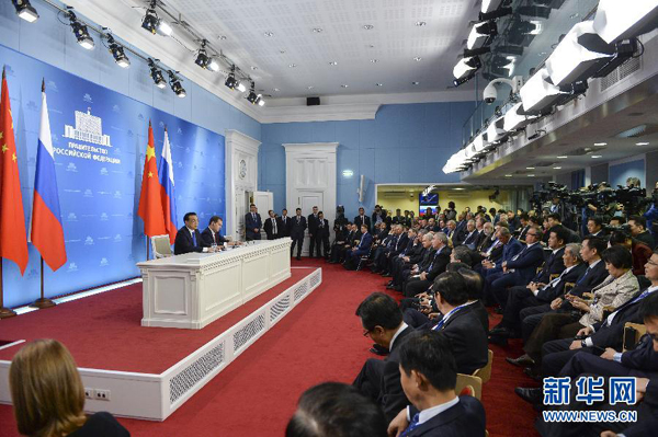 10月13日，國(guó)務(wù)院總理李克強(qiáng)在莫斯科與俄羅斯總理梅德韋杰夫圓滿結(jié)束中俄總理第十九次定期會(huì)晤后共同會(huì)見記者。 新華社記者李學(xué)仁攝