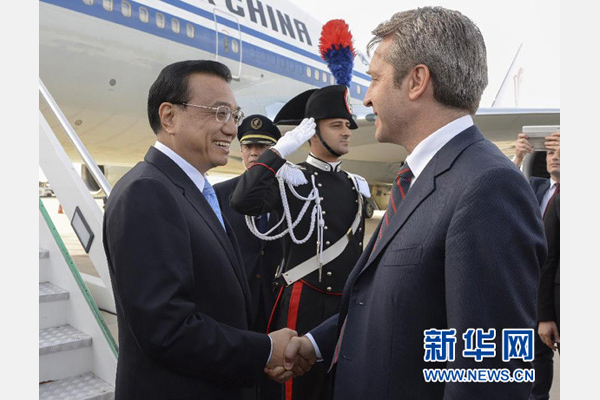10月14日，國務(wù)院總理李克強(qiáng)乘專機(jī)抵達(dá)羅馬，開始對意大利進(jìn)行正式訪問，意大利政府高級官員到機(jī)場迎接。 新華社記者李學(xué)仁攝