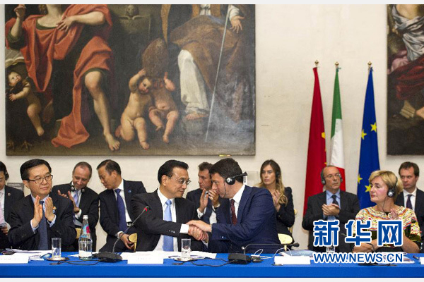 10月14日，中國國務(wù)院總理李克強在羅馬巴爾貝里尼宮與意大利總理倫齊共同會見中意企業(yè)家委員會委員及企業(yè)家代表并致辭。 新華社記者謝環(huán)馳 攝 